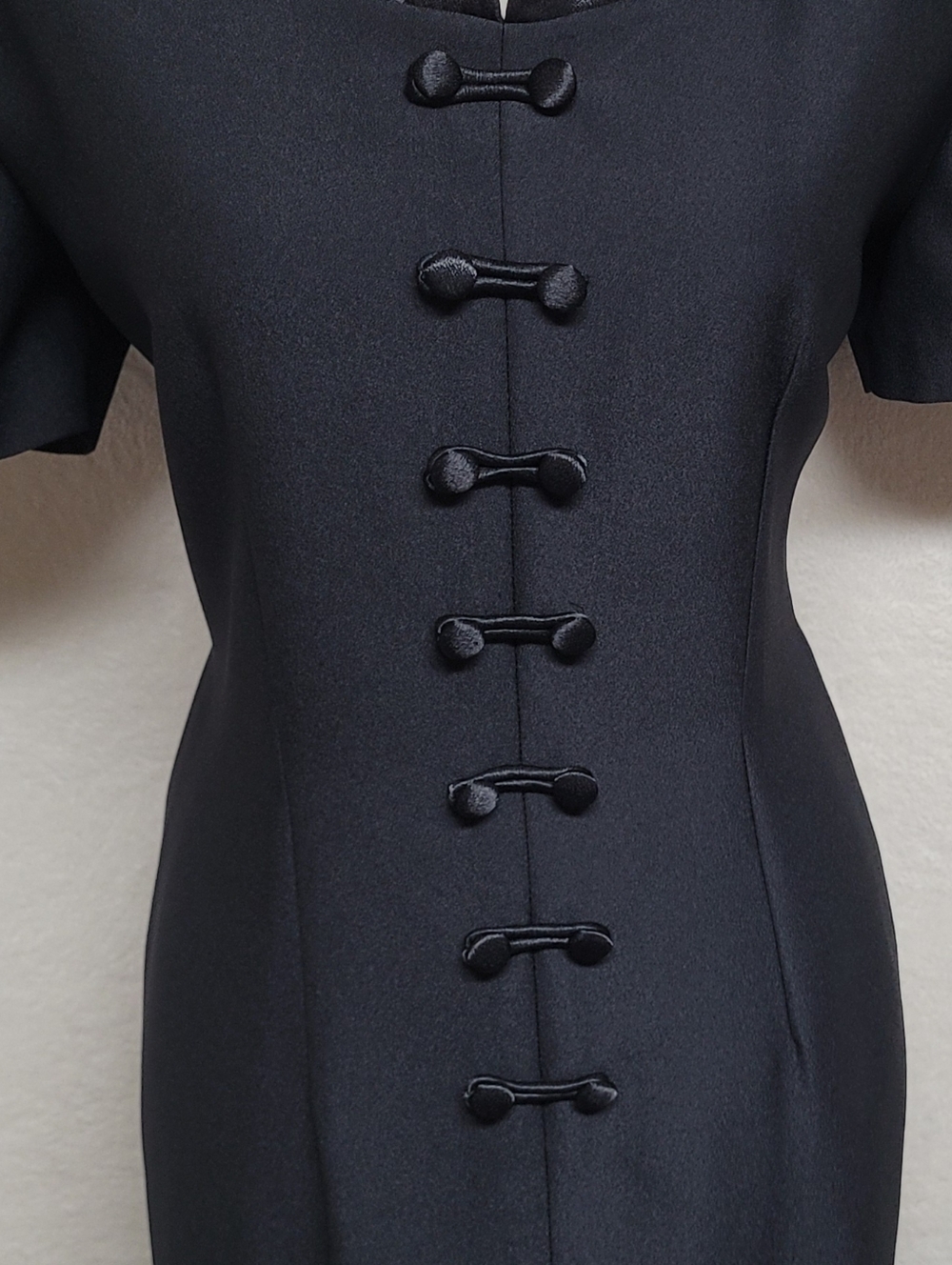 90s Vintage Miss Scarlett Black Satin Crepe Frog Clasp Closure Midi Wiggle Dress - Picture 4 of 11